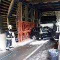 Pkw gegen Lkw: Im Tunnel verkeilt